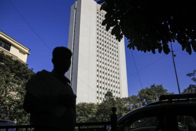 © Bloomberg. A pedestrian passes the Reserve Bank of India (RBI) headquarters in Mumbai, India, on Tuesday, Dec. 11, 2018. Urjit Patels shock exit as Indias central bank governor roiled financial markets already nervous about early election results showing Prime Minister Narendra Modis ruling party losing support in key states. Photographer: Bloomberg/Bloomberg