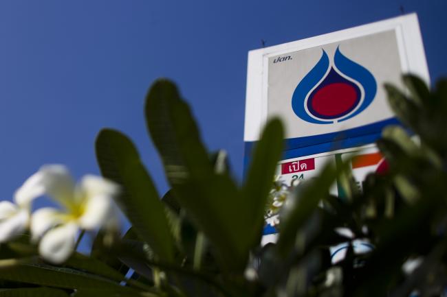 © Bloomberg. The PTT Pcl logo is displayed at a gas station in Bangkok, Thailand, on Wednesday, Feb. 29, 2012. Photographer: Brent Lewin/Bloomberg