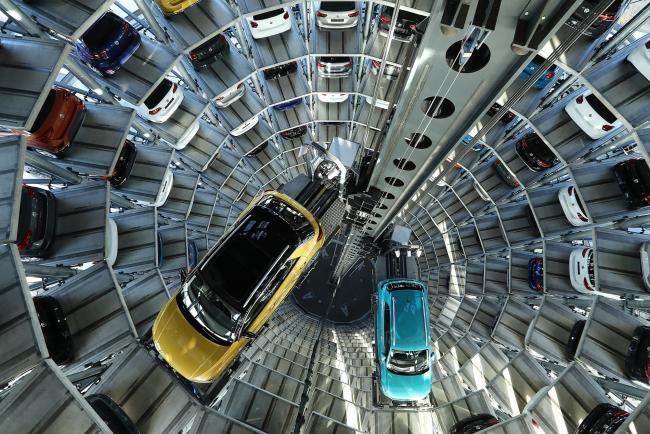 © Bloomberg. New Volkswagen AG (VW) T-Roc, left, and T-Cross SUVs are are elevated into storage bays inside one of the automaker's Autostadt delivery towers at the VW headquarters in Wolfsburg, Germany, on Tuesday, Dec. 4, 2018. VW would support eliminating tariffs on exported cars between the European Union and the U.S., the German automaker's strategy head Michael Jost said today at the Handelsblatt auto industry conference. Photographer: Krisztian Bocsi/Bloomberg