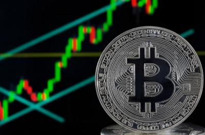 Bitcoin bùng nổ, vốn hóa thị trường tiền ảo vượt 300 tỷ USD