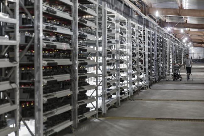 © Bloomberg. A technician inspects bitcoin mining machines at a mining facility operated by Bitmain Technologies Ltd. in Ordos, Inner Mongolia, China, on Friday, Aug. 11, 2017. 