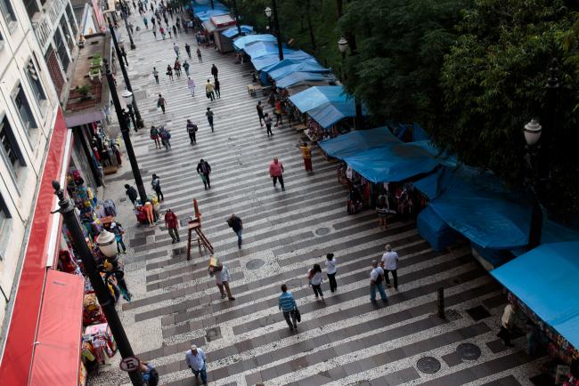 © Bloomberg. Pedestrians and shoppers walk through a shopping district in downtown Sao Paulo, Brazil, on Tuesday, Dec. 20, 2016. Photographer: Patrcia Monteiro/Bloomberg