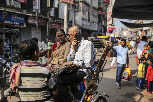 © Bloomberg. A man speaks on a mobile phone while seated in a rickshaw in Varanasi, Uttar Pradesh, India, on Saturday, Oct. 29, 2017. A big drop in borrowing costs for Indian state lenders on perpetual bond offerings shows that the government’s surprise $32 billion capital pledge last week has finally managed to turn around market sentiment. Photographer: Dhiraj Singh/Bloomberg