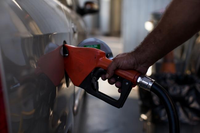 © Bloomberg. An attendant refuels a vehicle at a Petroleo Brasileiro SA (Petrobras) gas station in Sao Paulo, Brazil, on Friday, June 1, 2018. Pedro Parente resigned as chief executive officer of Brazil's state-controlled oil company under pressure from President Michael Temer in the wake of a nationwide strike against high fuel prices. Photographer: Victor Moriyama/Bloomberg