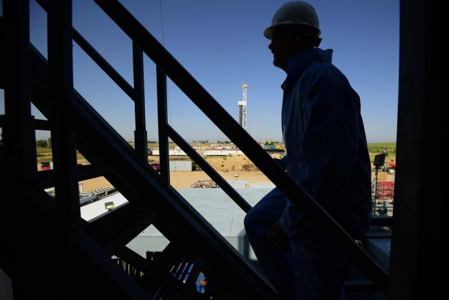 © Bloomberg. The silhouette of a contractor is seen walking up stairs at an Anadarko Petroleum Corp. oil rig site in Fort Lupton, Colorado, U.S., on Tuesday, Aug. 12, 2014. U.S. crude oil inventories rose by 1.4 million barrels in the week ended Aug. 8, to 367 million, compared with the consensus-estimated draw of 1.6 million. Photographer: Jamie Schwaberow/Bloomberg