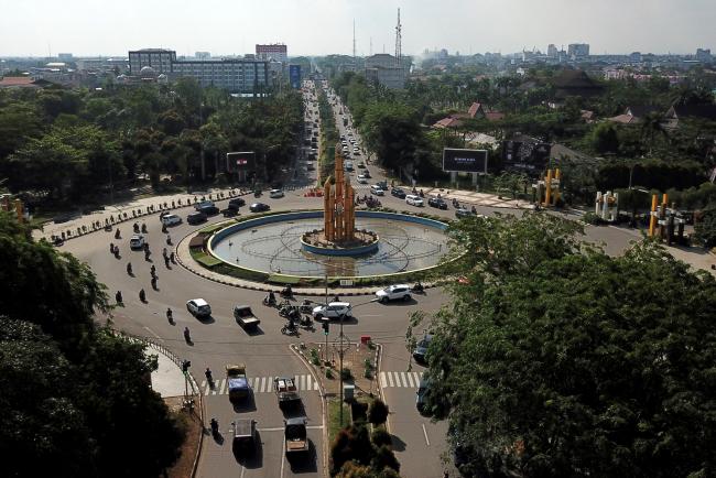 © Bloomberg. Traffic travels past the Digulis Monument in this aerial photograph taken in Pontianak, West Kalimantan, Indonesia, on Saturday, May 5, 2018. Indonesia has been one of the hardest hit economies in Asia amid a global selloff, with investors dumping almost $1.9 billion of government bonds since the end of March. Photographer: Dimas Ardian/Bloomberg