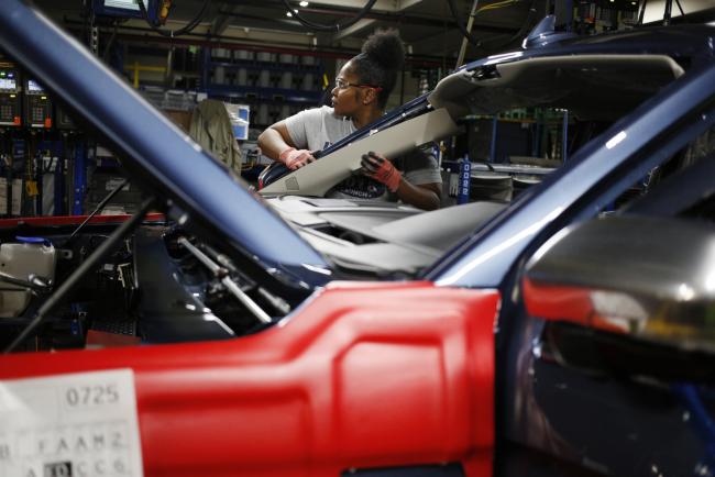 © Bloomberg. An employee works on a Ford Expedition on the Kentucky plant assembly line in Louisville. 