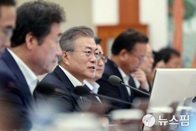 [청와대통신] 4주 앞당긴 정부 부처 업무보고...文 &quot;국민 체감 성과 높여라&quot;