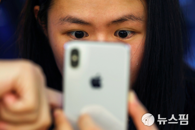 中 아이폰 가격 대폭 인하..월가 '애플 실패했다'