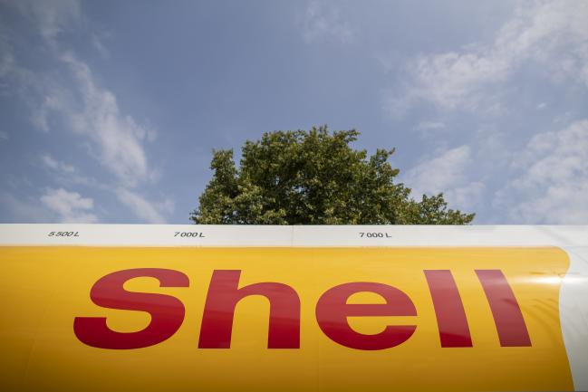 © Bloomberg. A branded Shell tanker truck stands during a fuel delivery at a gas station, operated by Royal Dutch Shell Plc., in Rotterdam, Netherlands, on Wednesday, July 25, 2018. Shell is scheduled to release earnings figures on July 26. 
