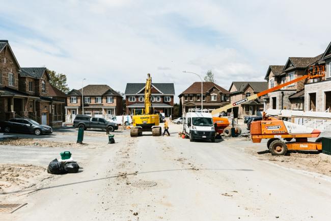 © Bloomberg. Machinery stands in a housing development under construction in Whitby, Ontario, Canada, on Wednesday, May 10, 2017. Ontario officials announced a slew of measures on Thursday for Toronto and surrounding areas meant to control what some economists, investors and policy makers call a price bubble that's putting the broader economy at risk. 