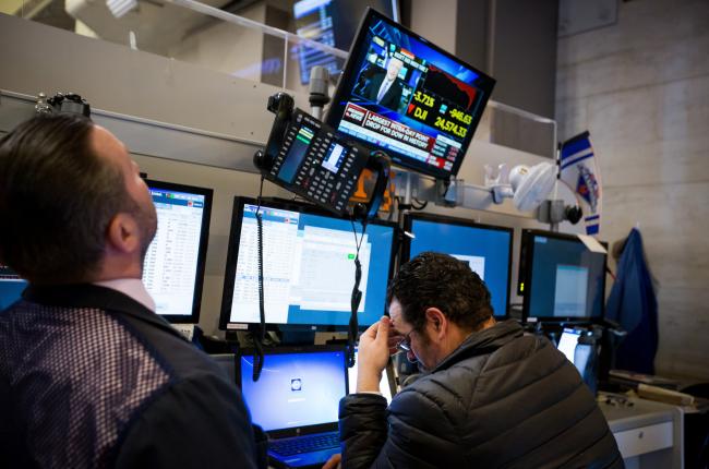 © Bloomberg. Traders work on the floor of the New York Stock Exchange (NYSE) in New York, U.S., on Monday, Feb. 5, 2018. U.S. stocks plunged, sending the Dow Jones Industrial Average down almost 1,600 points, as major averages erased gains for the year.