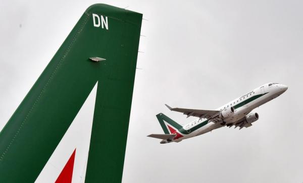 © Ansa. Mise, false voci su compensi Alitalia