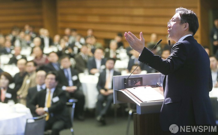 성윤모 장관, 8개 민간·국책 경제연구기관장과 간담회