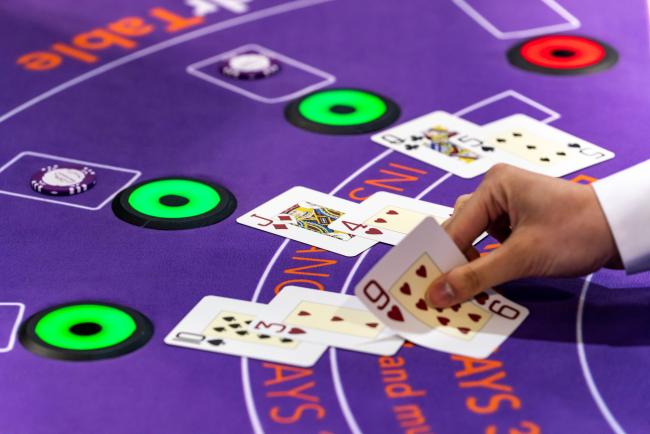 © Bloomberg. Cards are dealt on a blackjack table at the Global Gaming Expo Asia (G2E Asia) in Macau, China, on Wednesday, May 16, 2018. The expo runs through May 17. Photographer: Anthony Kwan/Bloomberg