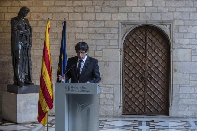 © Bloomberg. Carles Puigdemont, Catalonia's president, speaks during a news conference at the Generalitat in Barcelona, Spain, on Thursday, Oct. 26, 2017. Catalonia's president says he won't call a regional election that could have defused tension with Spain.