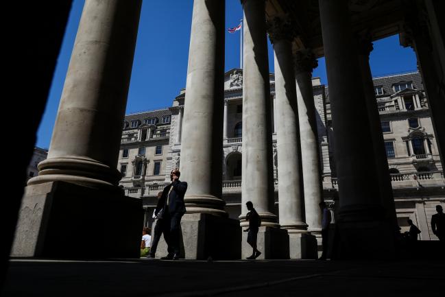 © Bloomberg. Pedestrians stand near the Bank of England (BOE) in the City of London, U.K., on Wednesday, June 27, 2018. The BOE stepped up pressure on the European Union to remove the threat that Brexit poses to trillions of pounds of derivative contracts. Photographer: Simon Dawson/Bloomberg