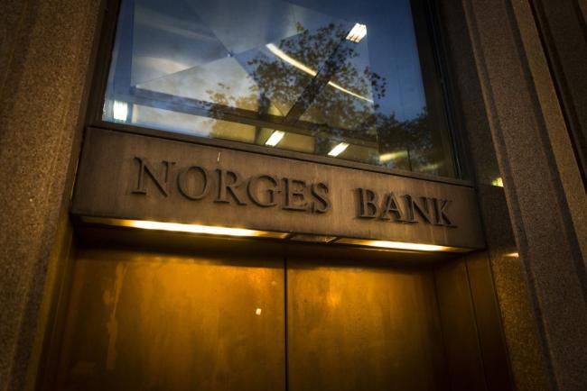 © Bloomberg. The logo of Norges Bank, Norway's central bank, sits outside the headquarters in Oslo, Norway. Photographer: Kristian Helgesen/Bloomberg