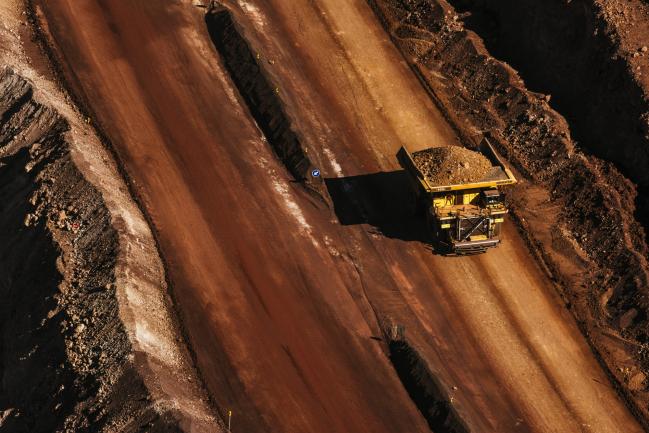 © Bloomberg. A dumper truck carries excavated iron ore from the iron ore pit at the Sishen open cast mine, operated by Kumba Iron Ore Ltd., an iron ore-producing unit of Anglo American Plc, in Sishen, South Africa, on Tuesday, May 22, 2018. Kumba Iron Ore may diversify into other minerals such as manganese and coal as Africa’s top miner of the raw material seeks opportunities for growth and to shield its business from price swings. Photographer: Waldo Swiegers/Bloomberg