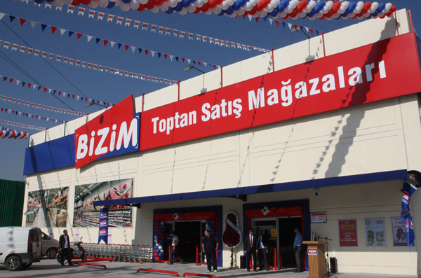 © EborsaHaber. Bizim Toptan’ın İzmir Bayraklı Mağazasında  Çıkan Yangın Söndürüldü