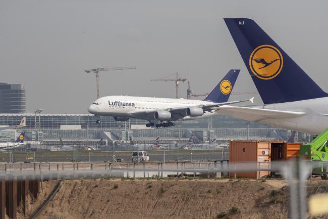 © Bloomberg. A passenger aircraft operated by Deutsche Lufthansa AG lands beyond the construction site of Frankfurt airport's new Terminal 3 in Frankfurt, Germany, on Monday, April 29, 2019. Fraport AG, operator of Frankfurt airport, will increase the number of security staff at control gates in a bid to avoid the delays that plagued airlines’ 2018 summer schedules, Fraport Chief Executive Officer Stefan Schulte told reporters earlier this month. Photographer: Alex Kraus/Bloomberg