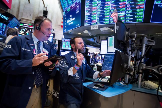 © Bloomberg. Traders work on the floor of the New York Stock Exchange (NYSE) in New York, U.S., on Friday, Nov. 2, 2018. Stocks fell as Apple's poor forecast hit tech-heavy indexes. Treasuries declined after U.S. hiring rebounded more than forecast in October. Photographer: Michael Nagle/Bloomberg