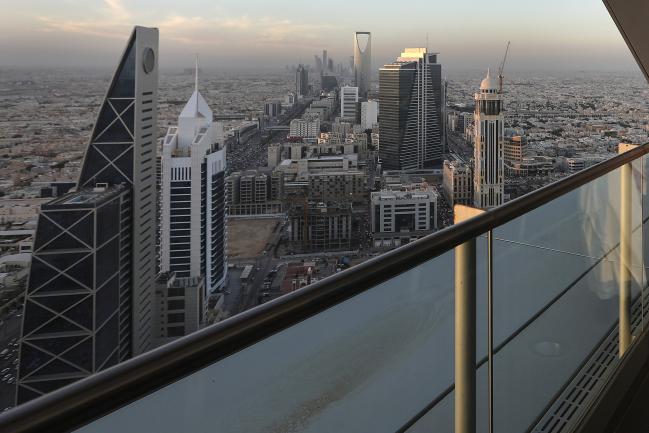 © Bloomberg. View from the 32nd floor viewing platform of the Al Faisaliah Tower in Saudi Arabia.