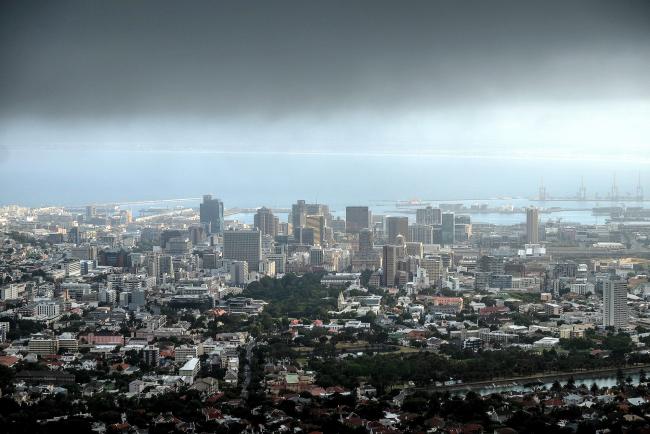 © Bloomberg. Commercial and residential buildings stand on the city skyline seen from Table Mountain in Cape Town, South Africa, on Wednesday, Dec. 21, 2016. 