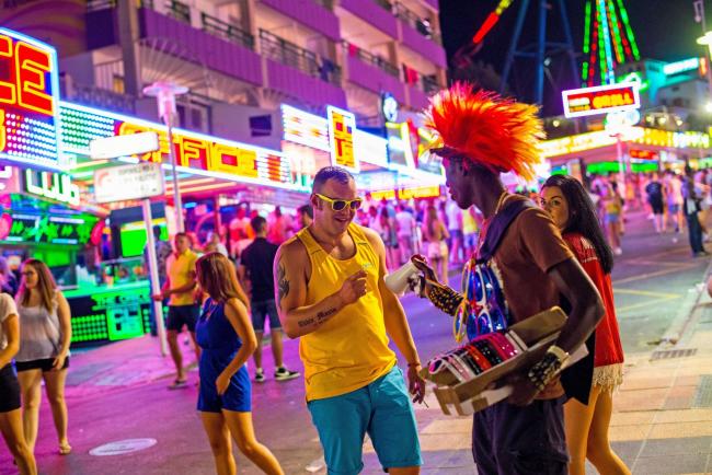 Bond Traders Clear the Tourists From the Room