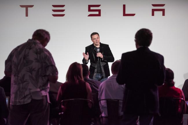 © Bloomberg. Elon Musk, chairman and chief executive officer of Tesla Motors Inc., speaks during a news conference prior to unveiling the Model X sport utility vehicle (SUV) during an event in Fremont, California, U.S., on Tuesday, Sept. 29, 2015. Photographer: David Paul Morris/Bloomberg