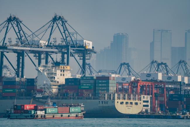 © Bloomberg. Container ships sit moored next to shipping containers and gantry canes in Container Terminal 9 at Kwai Tsing Container Terminal in Hong Kong, China, on Tuesday, Jan. 22, 2019. Hong Kong’s continued slide down the rankings of the world’s great ports has pushed billionaire Li Ka-shing’s freight-terminal operator to take action. Photographer: Anthony Kwan/Bloomberg