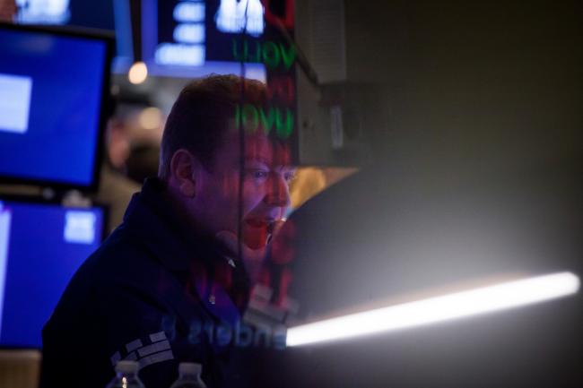 © Bloomberg. A trader works on the floor of the New York Stock Exchange (NYSE) in New York, U.S.