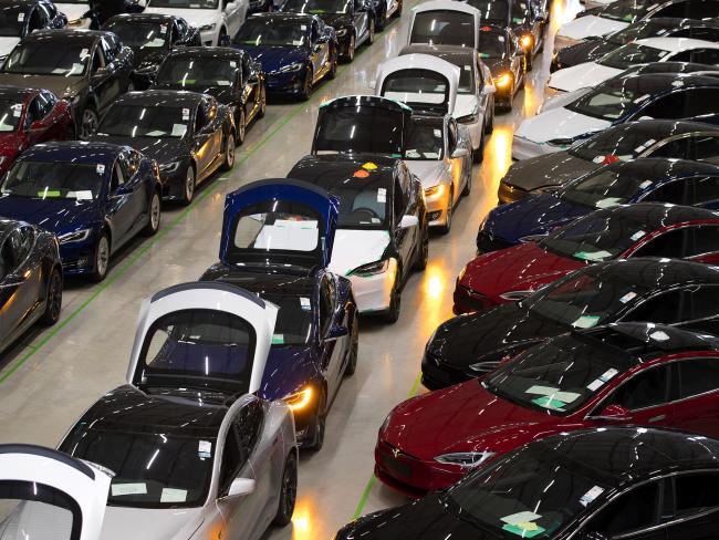 © Bloomberg. A line of new Tesla Model X sports utility vehicles (SUV), center, sit with Tesla Model S automobiles following assembly for the European market at the Tesla Motors Inc. factory in Tilburg, Netherlands. Photographer: Jasper Juinen/Bloomberg