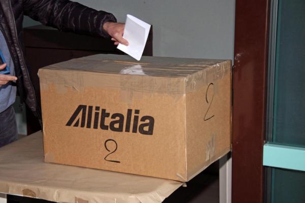 © Ansa. Alitalia:Anpac,affluenza referendum alta