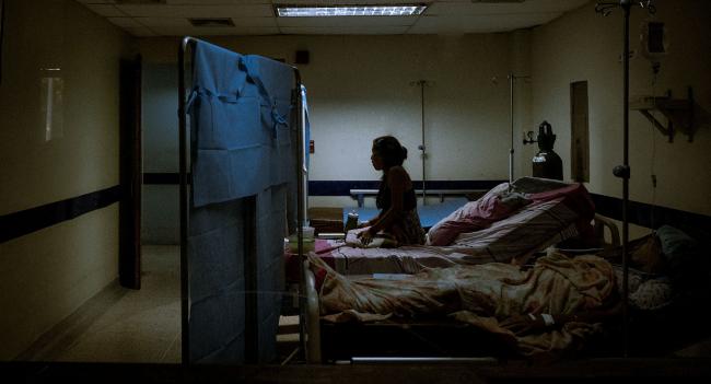 © Bloomberg. Women lay in a converted medical room inside the Ana Teresa de Jesus Ponce maternity hospital in Macuto, Venezuela 