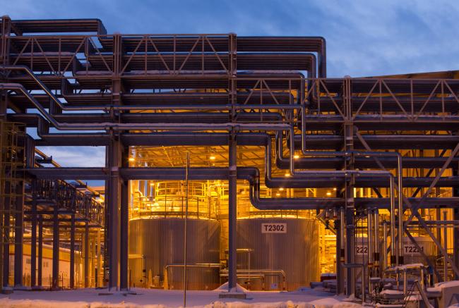 © Bloomberg. Pipework and storage tanks stand outside at the Royal Dutch Shell Plc lubricants blending plant in Torzhok, Russia, on Wednesday, Feb. 7, 2018. The oil-price rally worked both ways for Royal Dutch Shell Plc as improved exploration and production lifted profit to a three-year high while refining and trading fell short of expectations as margins shrank. 