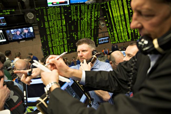 © Bloomberg. Traders work in the S&P 500 options pit at Cboe Global Markets Inc. in Chicago, Illinois, U.S., on Friday, Dec. 29, 2017. U.S. stocks slipped in thin trading on the final market day of 2017, while the dollars slump continued as the euro headed for its best annual performance in 14 years. The S&P 500 Index turned lower in trading 45 percent below the 30-day average, leaving its gain this year just under 20 percent, the most since 2013.