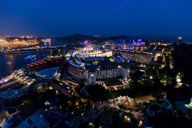 © Bloomberg. Genting Singapore's Resorts World Sentosa integrated resort and casino complex in Singapore Photographer: SeongJoon Cho/Bloomberg 