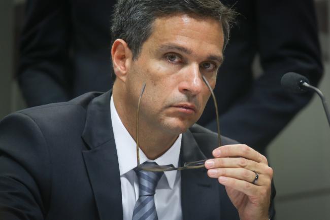 © Bloomberg. Roberto Campos Neto, president of the Central Bank of Brazil nominee for Brazilian President Jair Bolsonaro, listens during a confirmation hearing in Brasilia, Brazil, on Tuesday, Feb. 26, 2019. Campos Neto in his initial remarks ticked off several boxes on the investor wish list, such as reaffirming the need for fiscal discipline, inflation control, and central bank autonomy. 