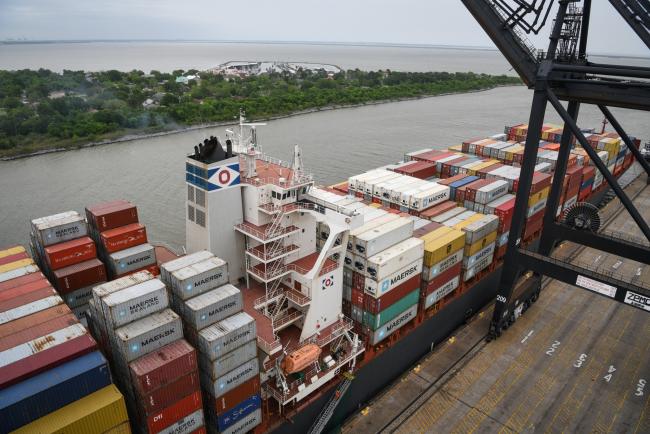 © Bloomberg. Shipping containers sit stacked on a cargo ship docked at the Port of Houston Bayport Container Terminal in Pasadena, Texas, U.S., on Friday, April 12, 2019. The U.S. Census is scheduled to release trade balance figures on April 17. 