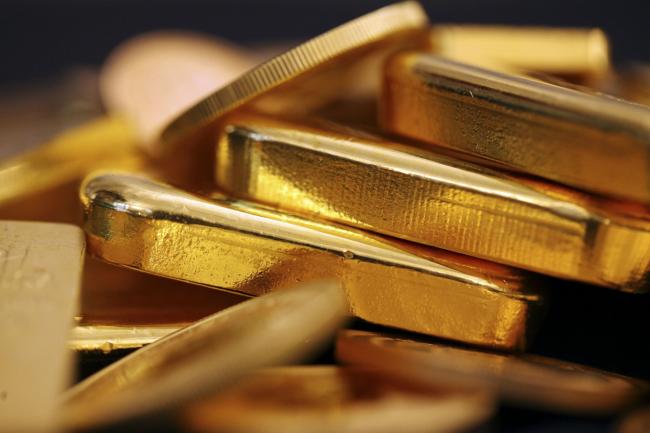 As Stocks Gyrate, Investors Scoop Up Tons and Tons of Gold