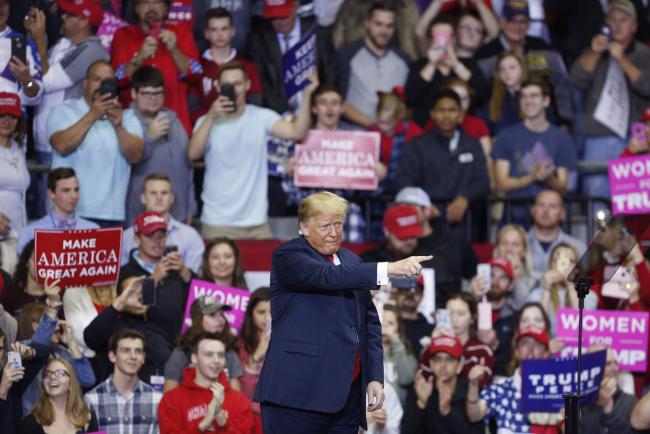 © Bloomberg. U.S. President Donald Trump gestures during a rally in Fort Wayne, Indiana, U.S., on Monday, Nov. 5, 2018. 