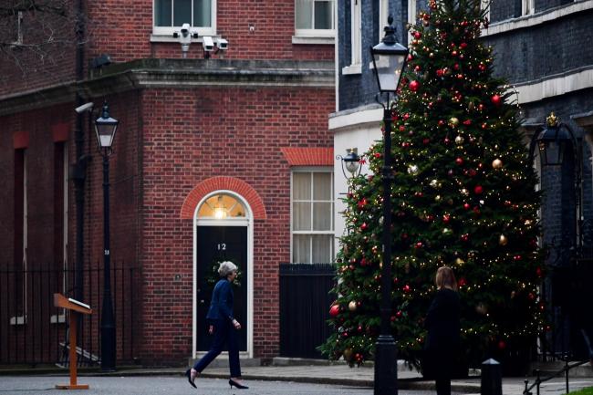 © Bloomberg. Theresa May, U.K. prime minister, walks back into number 10 Downing Street after delivering a statement in London, U.K., on Wednesday, Dec. 12, 2018. 
