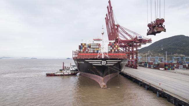 © Bloomberg. A gantry crane operates in front of the MSC Oliver container ship, operated by Mediterranean Shipping Co. (MSC) as it sits moored at the Port of Ningbo-Zhoushan in Ningbo, China, on Wednesday, Oct. 31, 2018. President Donald Trump wants to reach an agreement on trade with Chinese President Xi Jinping at the Group of 20 nations summit in Argentina later this month and has asked key U.S. officials to begin drafting potential terms, according to four people familiar with the matter. Photographer: Qilai Shen/Bloomberg