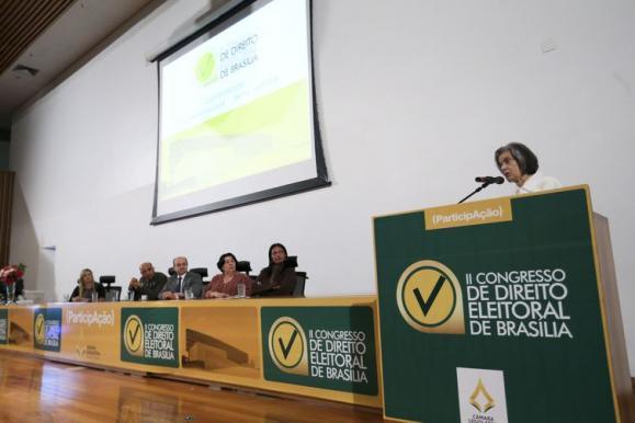 A presidente do Supremo Tribunal Federal (STF), Cármen Lúcia, faz palestra no 2º Congresso de Direito Eleitoral de Brasília, na Câmara Legislativa do DF (CLDF)./Marcelo Camargo/Agência Brasil