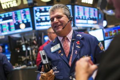 Nhận tin vui từ Fed, S&P 500 lập kỷ lục mới, Dow Jones tăng hơn 250 điểm
