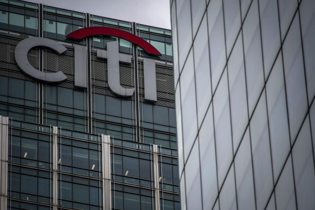 © Bloomberg. A sign sits on top of the skyscraper housing the Citigroup Inc. offices at 25 Canada Square in the Canary Wharf business, financial and shopping district in London, U.K., on Thursday, June 13, 2019. 