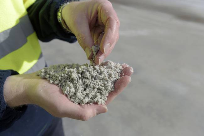 © Bloomberg. An employee holds processed lithium for a photograph at a Talison Lithium Ltd. facility, a joint venture between Tianqi Lithium Corp. and Albemarle Corp., in Greenbushes, Australia, on Thursday, Aug. 3, 2017. Rising Chinese demand for lithium-ion batteries needed for electric vehicles and energy storage is driving significant price gains and an asset boom in Australia, already the world's largest lithium producer. 