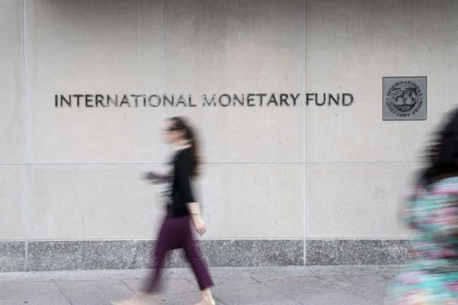 © Bloomberg. Pedestrians walk past the International Monetary Fund (IMF) headquarters in Washington, D.C., U.S., on Tuesday, Sept. 4 2018. Argentine officials will meet with the IMF to discuss their currency crisis and seek a response that strikes a balance between domestic policy changes and external financing aid. Photographer: Alex Wroblewski/Bloomberg