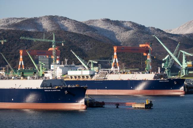 © Bloomberg. Ships sit under construction at the Samsung Heavy Industries Co. shipyard in Geoje, South Korea, on Friday, Feb. 1, 2019. Korea Development Bank (KDB) has contacted Samsung Heavy on whether it would be interested in Daewoo Shipbuilding & Marine Engineering Co. before the bank makes a definitive decision on its stake. Samsung Heavy will review KDB's proposal for Daewoo, the company said in a text message. 